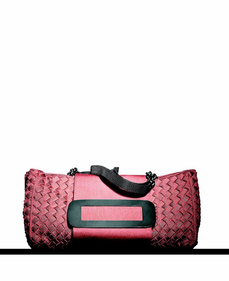 BOTTEGA VENETA早春磚紅粉環保織布編織提包，售價73,000元。圖／BV提供