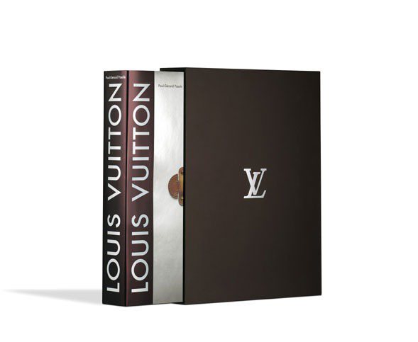 LV將《The Birth of Modern Luxury當代奢華的誕生》一書重新增訂再發行。500多頁的篇幅旨在介紹品牌崛起的種種。圖／she.com.tw提供