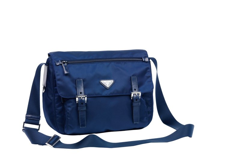 PRADA學院派深藍色雙口袋書包、29,000元。圖／PRADA提供