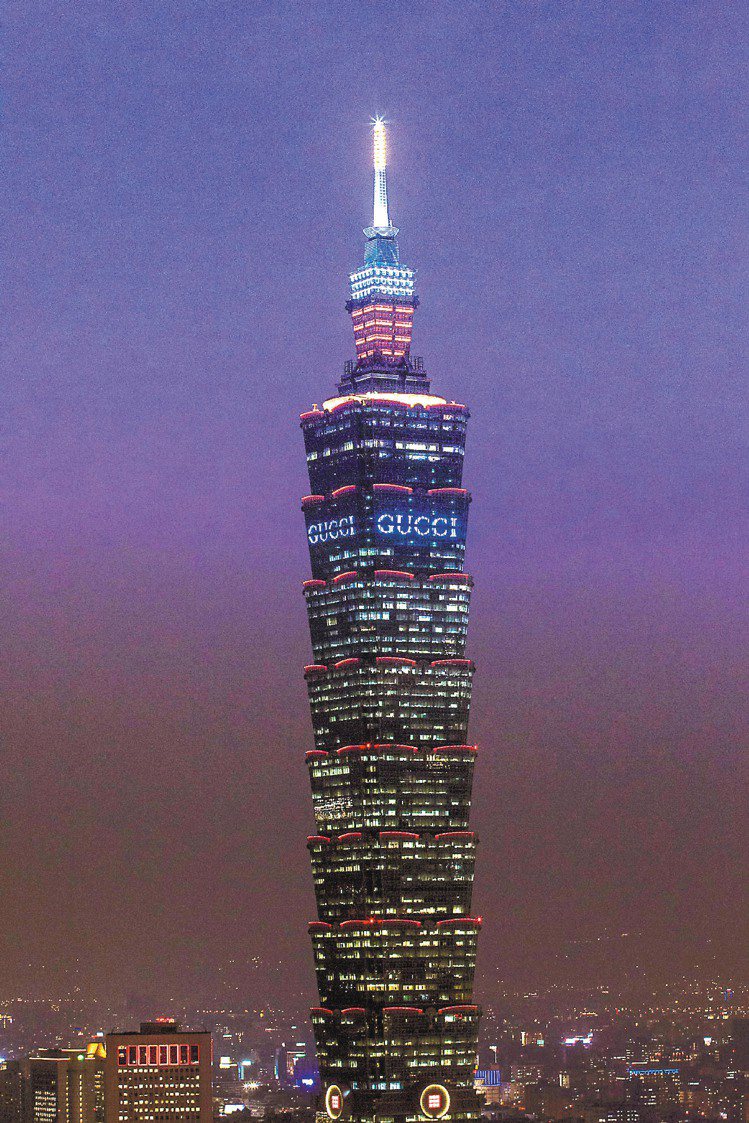 台北101大樓為慶祝GUCCI店開幕，外牆打出GUCCI字樣。圖／GUCCI提供