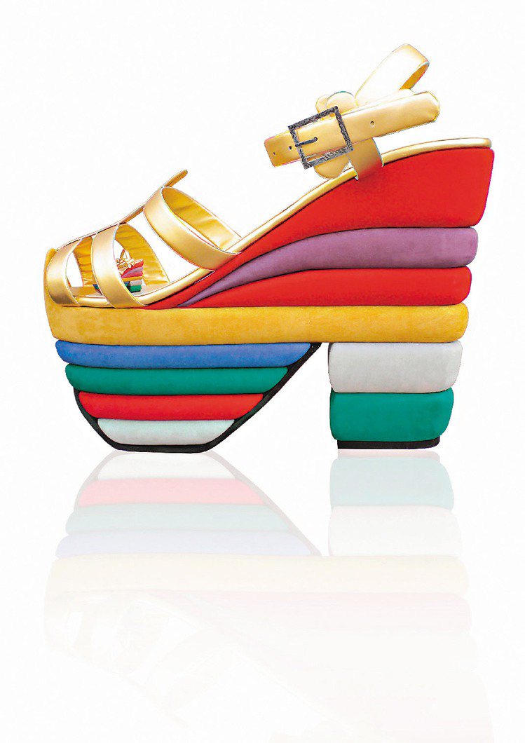 Ferragamo將巡迴展出巨型彩虹楔型鞋展。圖／Ferragamo提供