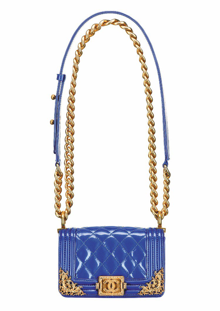香奈兒皇家藍金屬蕾絲Boy Chanel包，13萬6,100元。圖／CHANEL提供