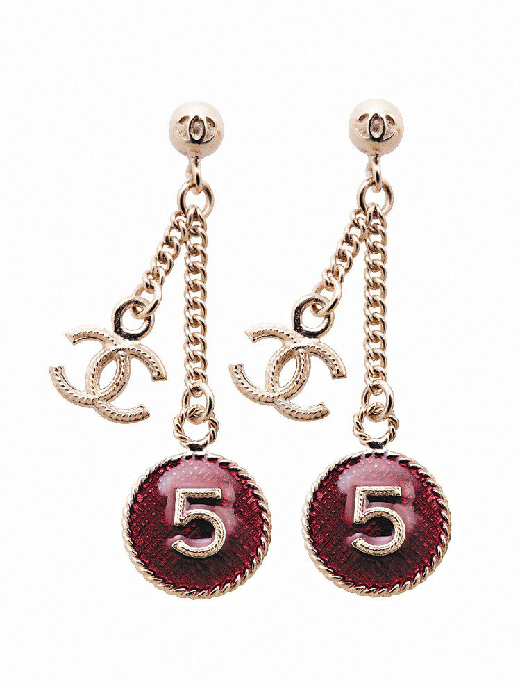 代表幸運的「5」吊飾耳環，12,000元。圖／CHANEL提供