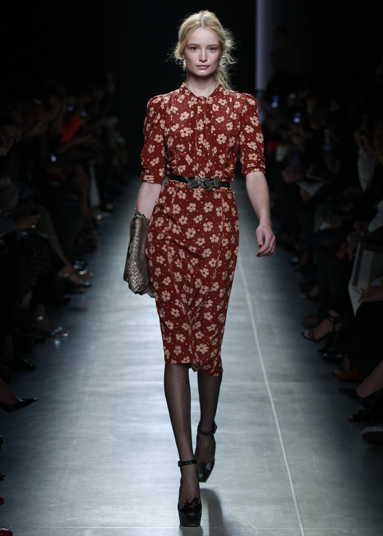 Bottega Veneta復古優雅的過膝洋裝，以可愛花朵點綴呈現，貼身又輕盈。圖／BV提供