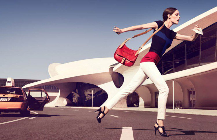 Coco Rocha再度成為Longchamp廣告代言人，在鏡頭前活力四射詮釋品牌精神。圖／Longchamp提供