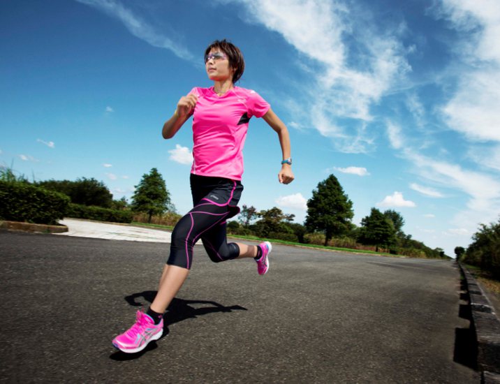 Asics仲夏慢跑系列本季女裝加入防紫外線機能。圖／Asics提供