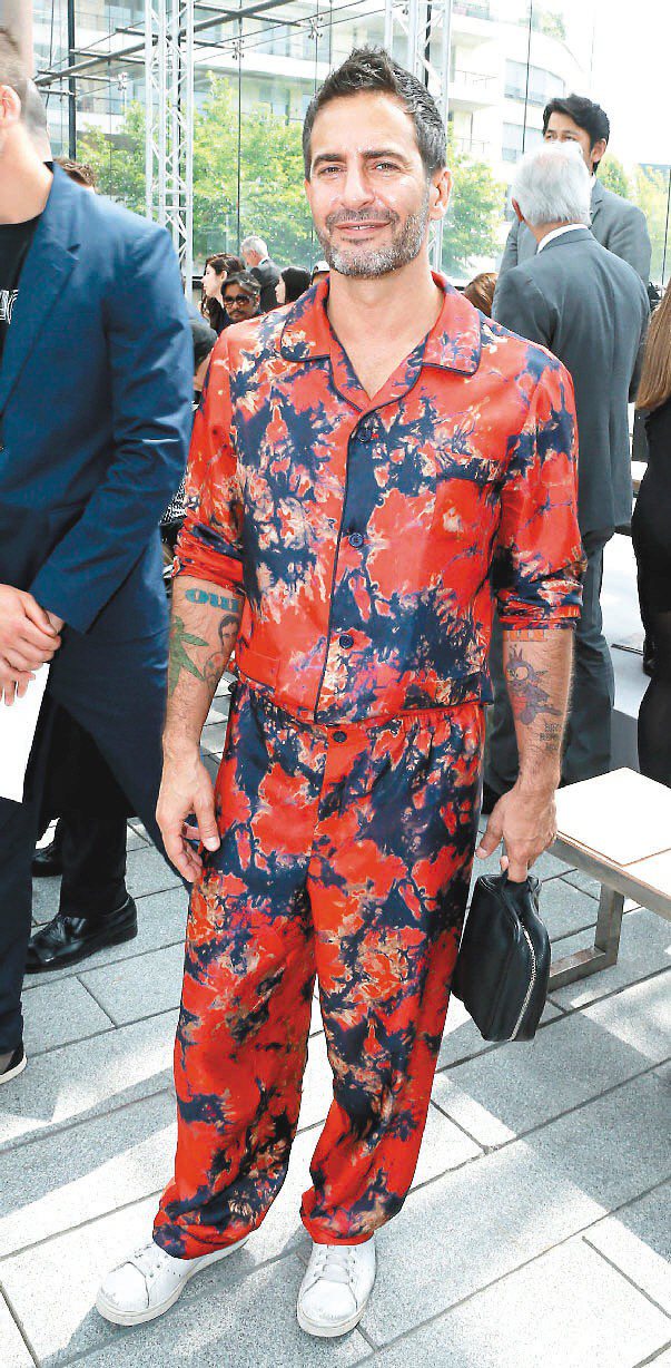 LV藝術總監Marc Jacobs穿LV男裝，紅花睡衣十分搶眼。圖／LV提供