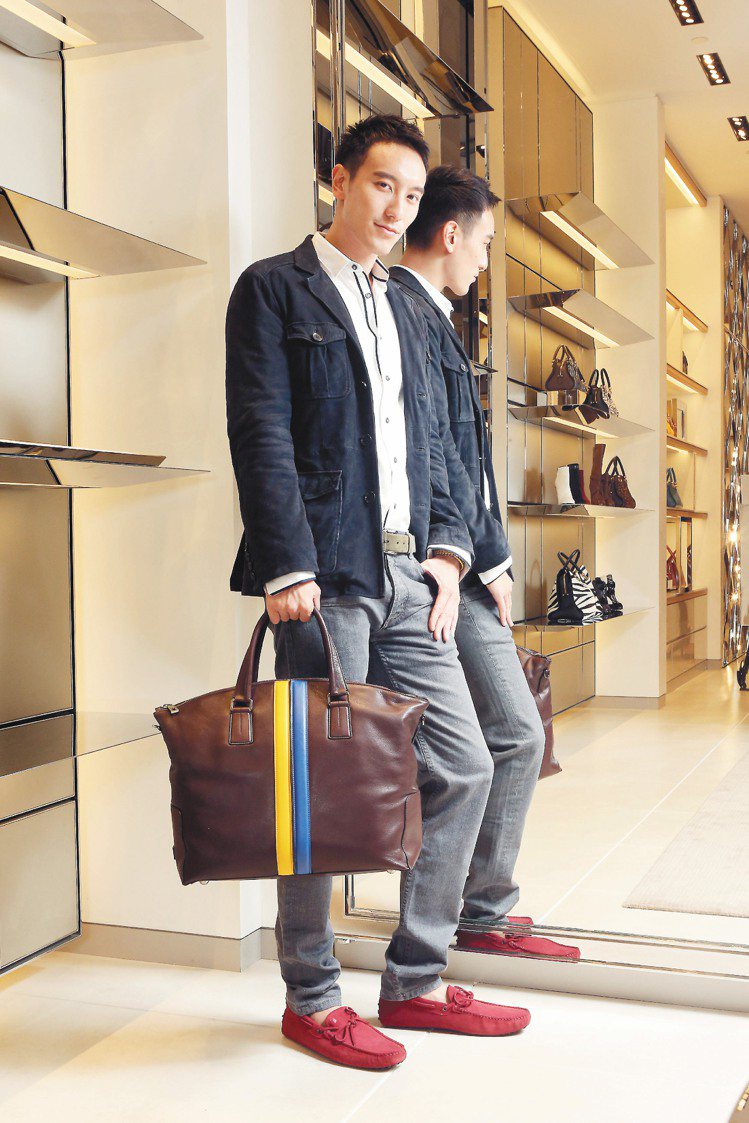王陽明穿TOD'S麂皮外套10萬2,000元、Double Stripe購物袋62,800元、皮革皮帶11,800元、麂皮豆豆鞋16,600元。記者陳立凱／攝影
