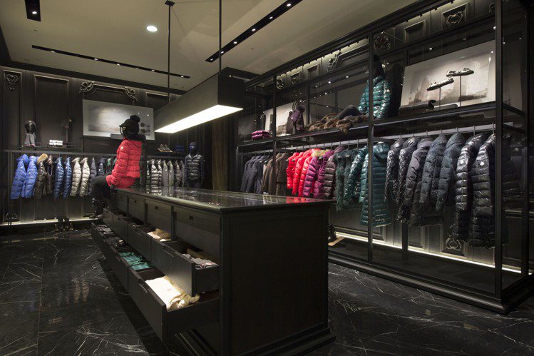MONCLER 台北新店設計來自與品牌合作多年的 Gilles & Boissier 建築設計事務所，黑色金屬訂製的陳列架展示各款精品服飾、配件。圖／MONCLER提供