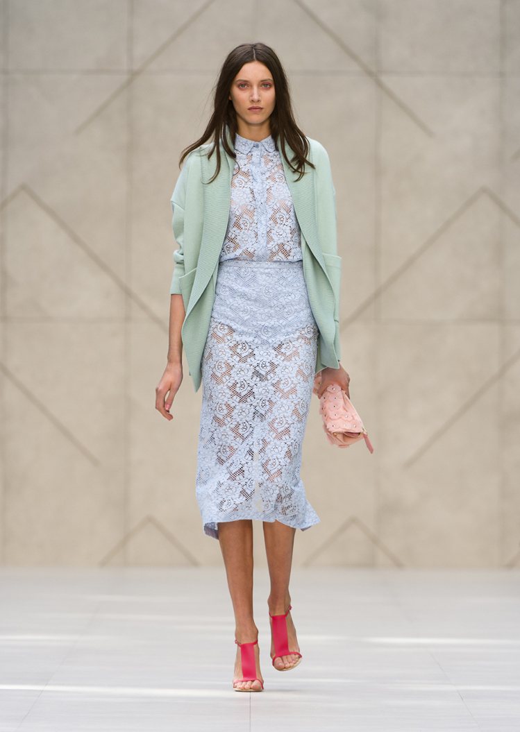 在新生代模特兒 Matilda Lowther 身穿蘋果綠搭粉藍套裝look帶領下，BURBERRY 2014春夏以一個嶄新的粉嫩浪漫姿態登場。圖／BURBERRY提供