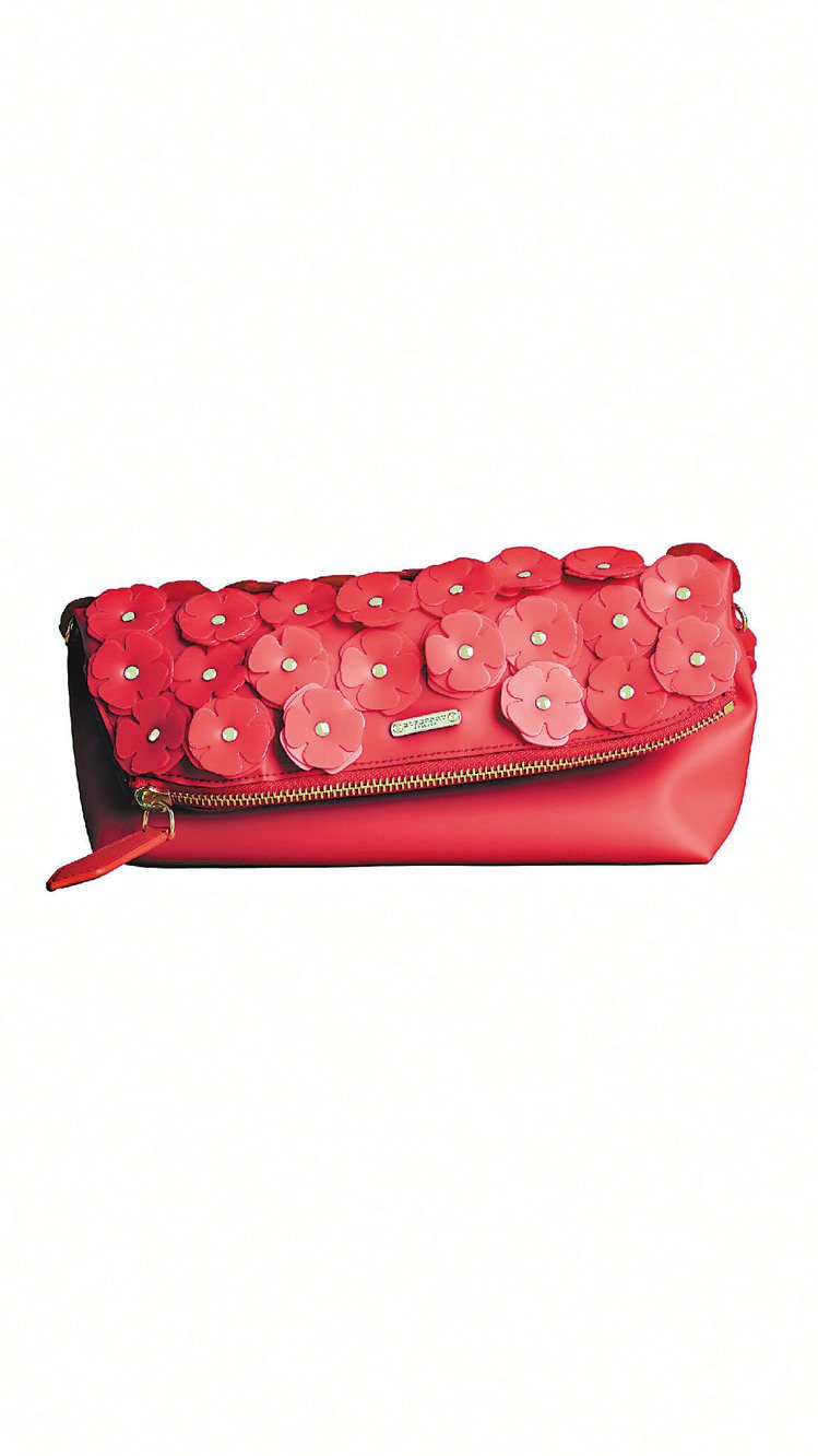 紅色橡膠花朵手拿包，50,000元。圖／BURBERRY提供