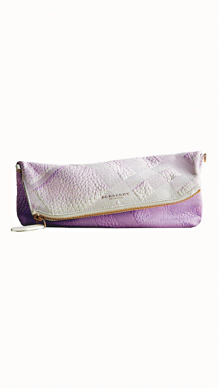 漸層紫色格紋手拿包，50,000元。圖／BURBERRY提供
