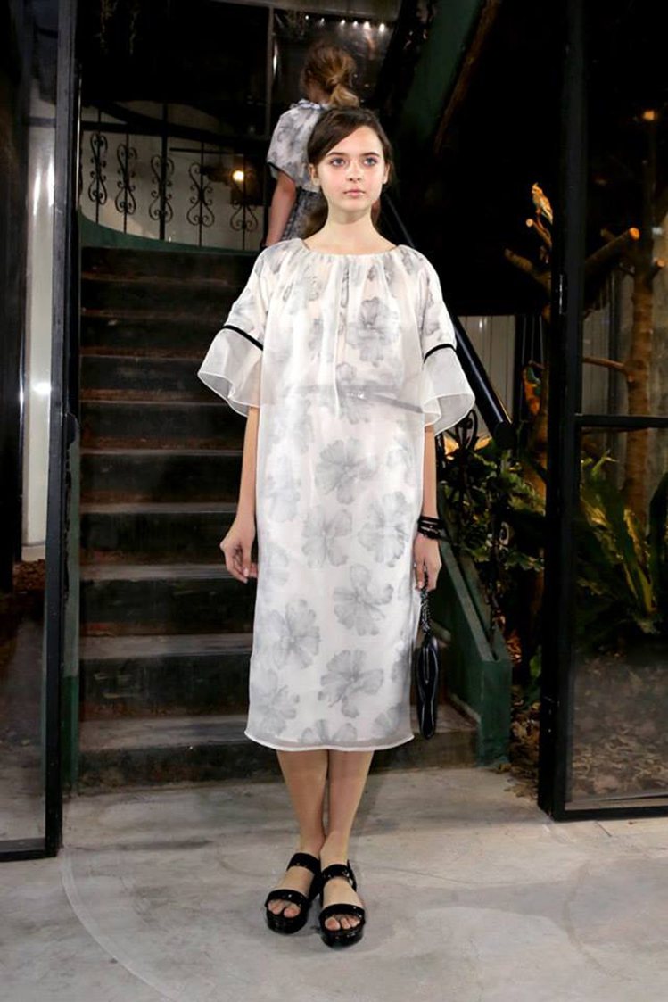 這件花隱系列禮服，搭配素雅沉靜的色彩呈現內斂之美。圖／JAMEI CHEN提供