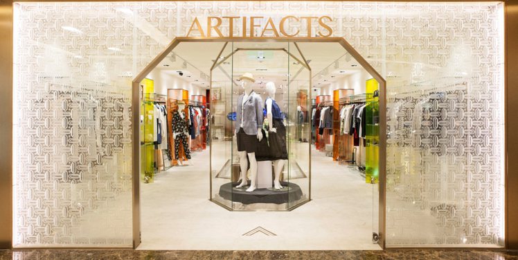 ARTIFACTS微風店占地約50坪，利用圖騰元素、玻璃及燈光效果，搭配博物館和劇場的空間概念，呈現現代感和未來感兼具的空間。圖／ARTIFACTS提供