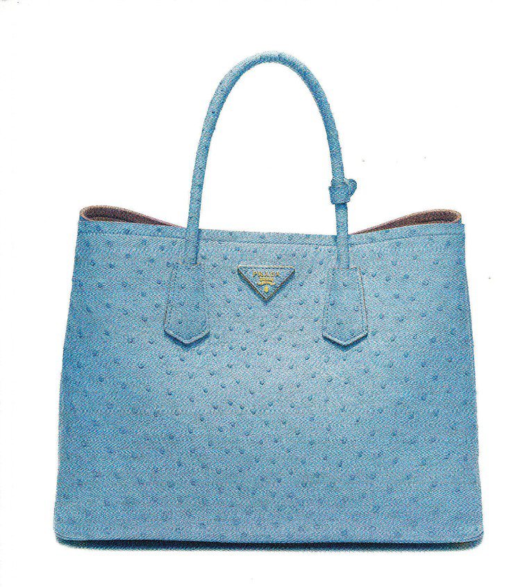 PRADA新光三越台南獨家商品，粉藍色駝鳥皮Double Bag，32萬9,000元。圖／PRADA提供