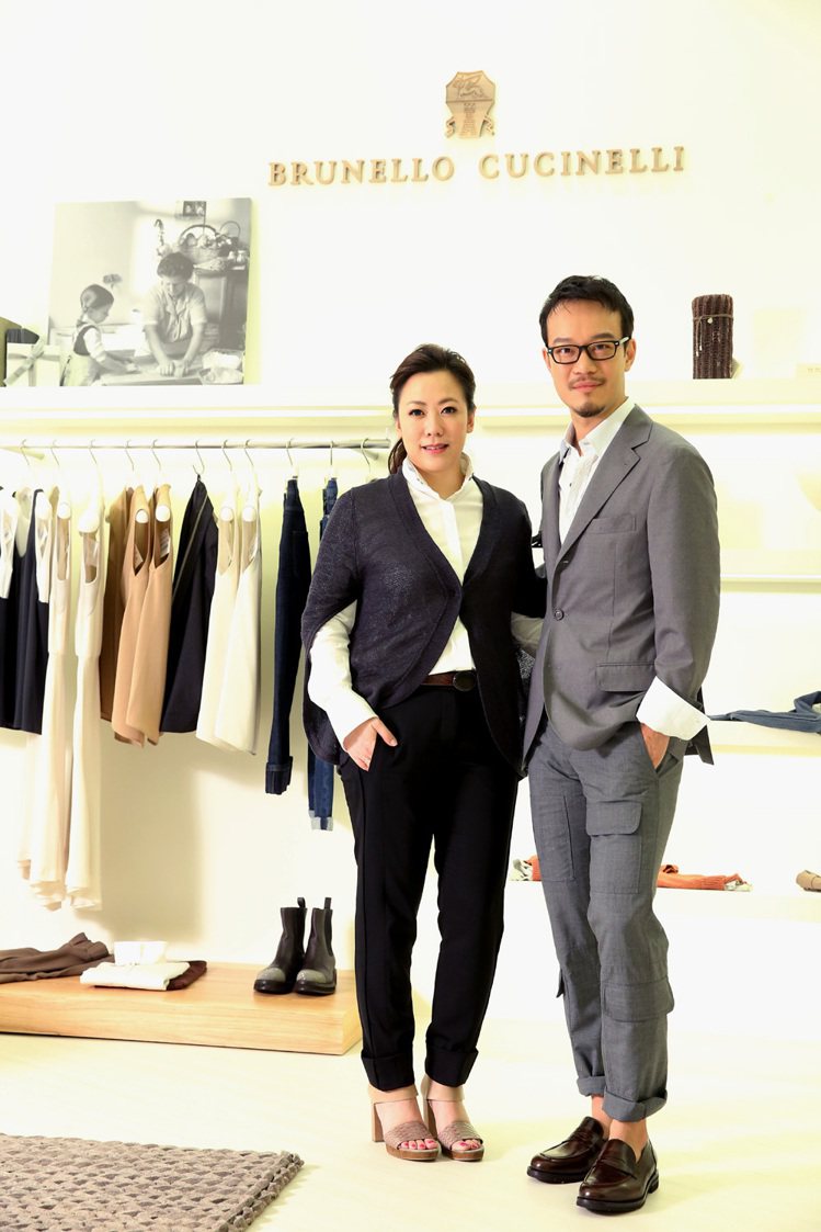 劉軒(右)與黃湘云展示Brunello Cucinelli春夏與早秋的新裝。記者陳立凱／攝影
