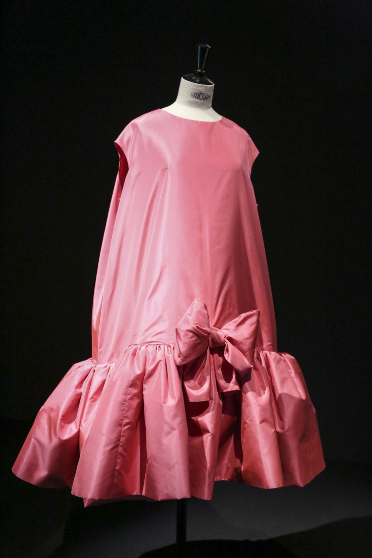 1958年《洋娃娃》禮服 (Baby Doll Dress)，沒有腰部線條的極簡廓形設計讓人想到委拉斯凱茲或戈雅畫中的公主。圖／Balenciaga提供