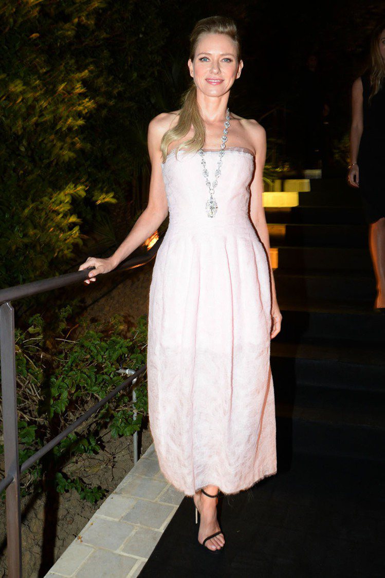 娜歐蜜華茲穿Calvin Klein白色洋裝配戴寶格麗珠寶。圖／Calvin Klein提供