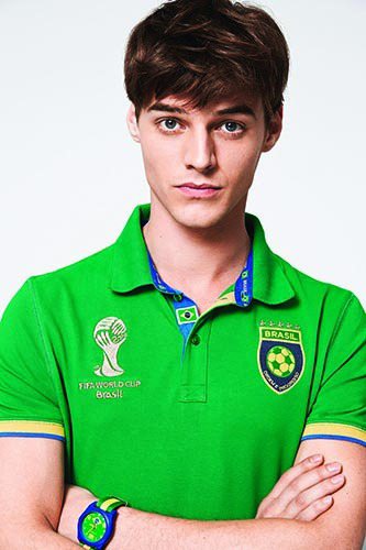 來自法國的國民男裝celio，為迎接世足賽到來特別取得2014年FIFA世界盃授權，推出一系列Polo衫與T shirt。圖／stylemaster提供