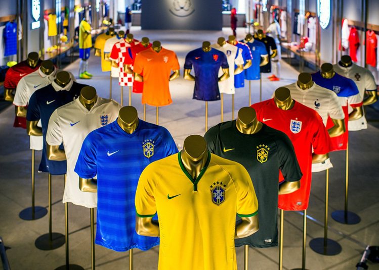 解碼世界杯最夯商品－主客場球衣，隊徽上的星星，代表該國奪冠次數，巴西有 5 顆、德國有 3 顆。圖／Nike提供