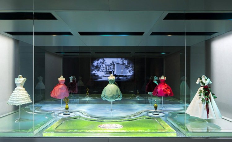 Dior於成都的迷你劇院展，回顧品牌歷史事件，也是對高級訂製服工藝的禮讚。圖Dior提供。圖／Dior提供
