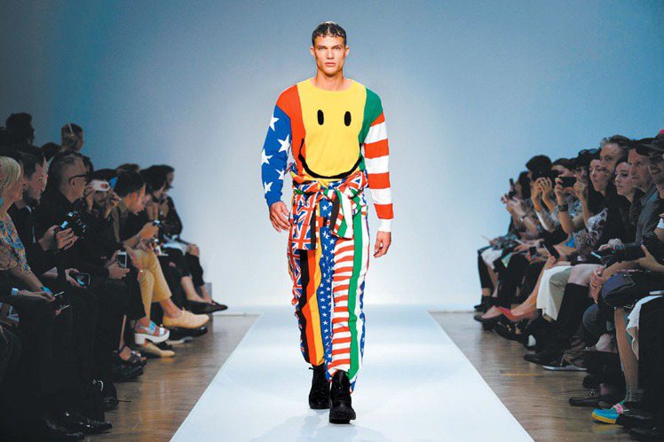 MOSCHINO男裝延續品牌幽默趣味的DNA，打造充滿歡樂笑臉的趣味時尚。圖／法新社