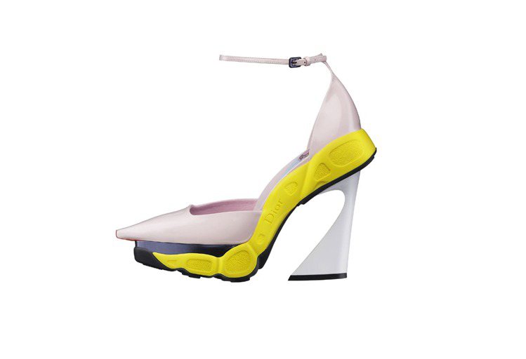 將高跟鞋與運動鞋結合，為足下風情融入中性與休閒感。圖／Dior提供