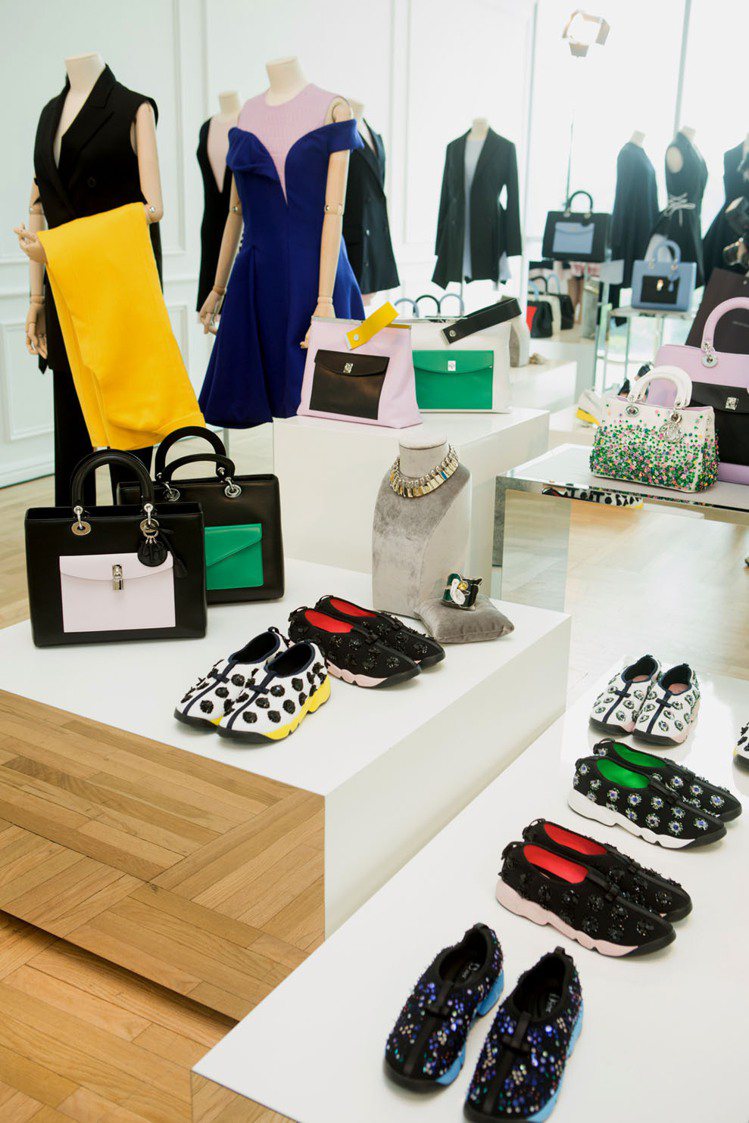 除了鮮豔色塊，從2014春夏高級訂製服擷取細節而延伸出的球鞋也是秋冬亮點。圖／Dior提供