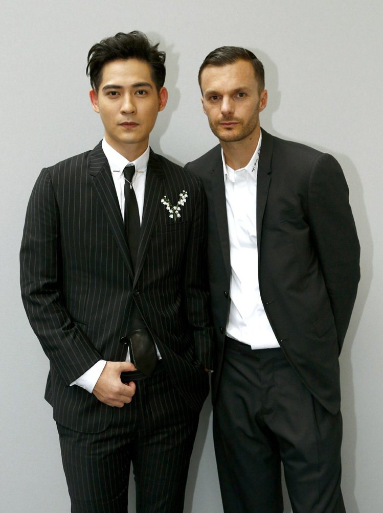 周渝民(左)與Dior Homme創意總監Kris Van Assche合影。圖／Dior提供