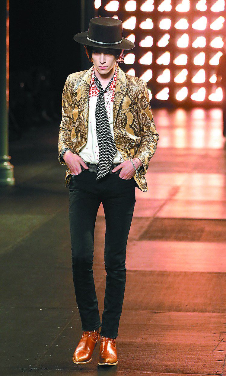 Saint Laurent春夏男裝強調華麗質感，搭配短版西裝外套。圖／法新社