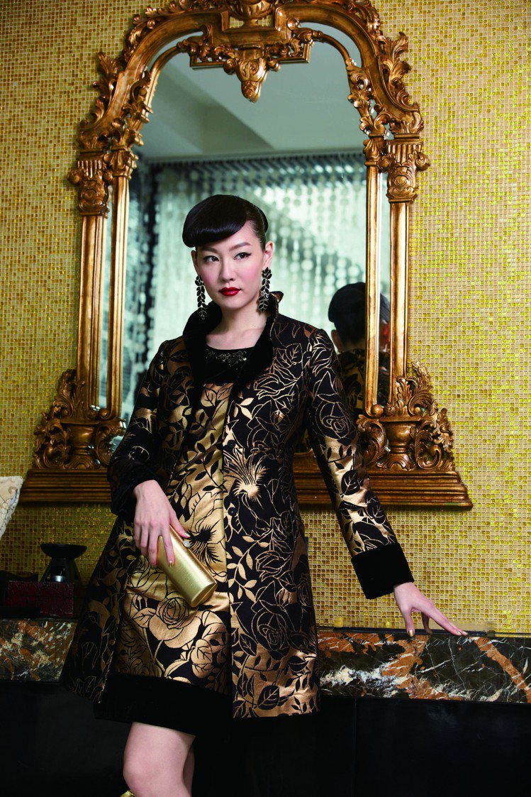 「龍笛」則以繁複細膩的頂級刺繡技法，將豔金、咖黑、瑰紫等色彩透過歐洲訂製布料展現奢華貴氣又能修飾身型的多款服裝。圖／龍笛提供