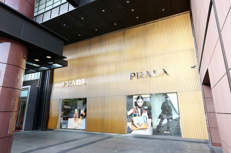 PRADA以藝術家Carlos Cruz-Diez及其作品為設計概念，打造PRADA新光三越台中店專門店的外牆。圖／PRADA提供