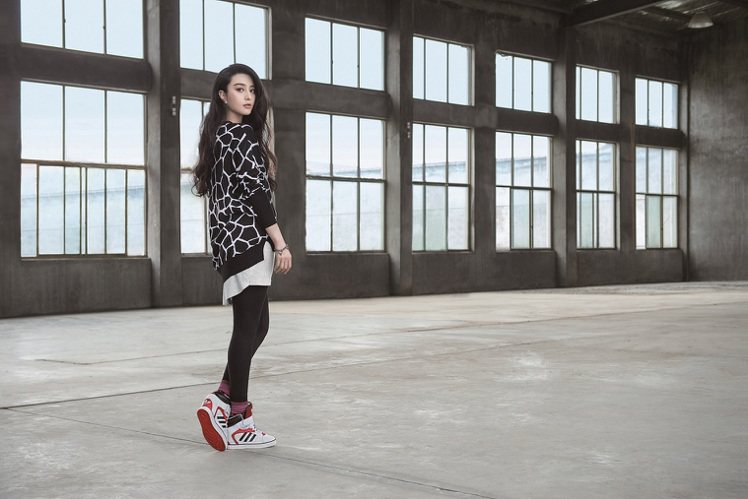范冰冰示範 adidas Originals 黑白龐克風長頸鹿圖紋單品。圖／adidas Originals提供