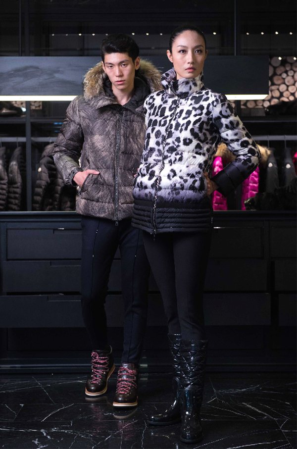 Moncler黑白豹紋印花羽絨外套(右)、皮草圖紋連帽外套，展現秋冬野性時尚。圖／Moncler提供