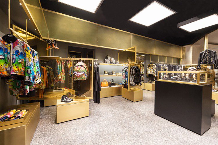 Versus Versace 101 全新概念店由集團創意總監 Donatella Versace 及英國建築師 Carmody Groarke 共同設計。圖／VERSACE提供