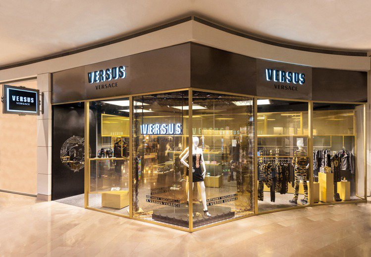 Versus Versace 在台北101購物中心開設全台首間全新概念店，將奢華品味結合年輕氣息的品牌特色完整帶進這間全球第一個以最新概念打造的專賣店。圖／VERSACE提供