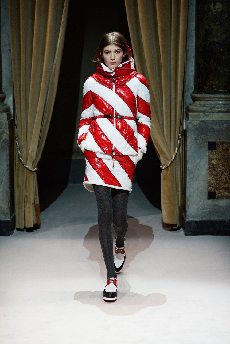 宛如紅色棒棒糖的運動羽絨衣套裝，展現俏皮運動風情。圖／擷自style.com