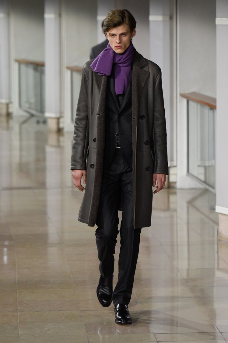 愛馬仕秋冬男裝打造舒適有型的系列單品，並以柔順線條和結構式輪廓、繽紛色和陰鬱色碰撞出對比時尚。圖／HERMES提供