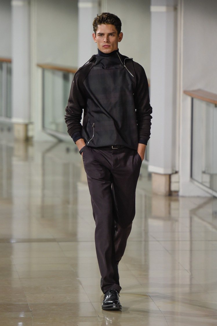 愛馬仕秋冬男裝打造舒適有型的系列單品，並以柔順線條和結構式輪廓、繽紛色和陰鬱色碰撞出對比時尚。圖／HERMES提供