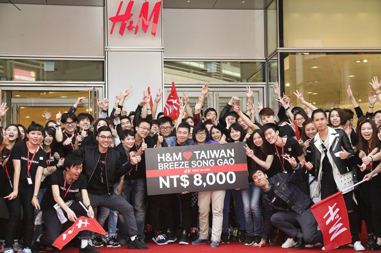 瑞典平價時尚品牌H&M台灣旗艦店開幕，吸引大批民眾排隊朝聖。圖／H&M提供