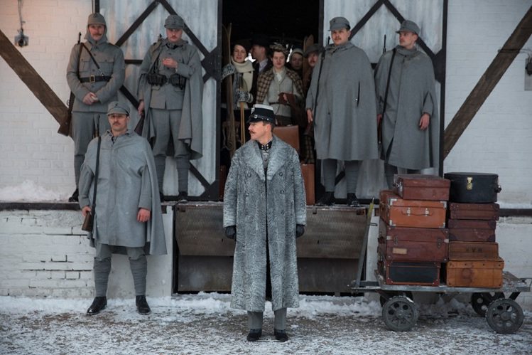 在片中飾演探長Henckel的愛德華諾頓，身穿FENDI灰色俄國羔羊皮雙排釦軍裝大衣。圖／FENDI提供
