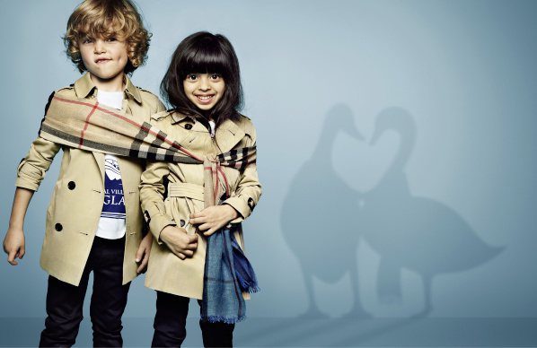 Burberry的經典格紋內裡風衣，更是童裝最暢銷熱賣的款式，不僅小朋友喜愛，就連大人也搶穿。圖／Burberry提供