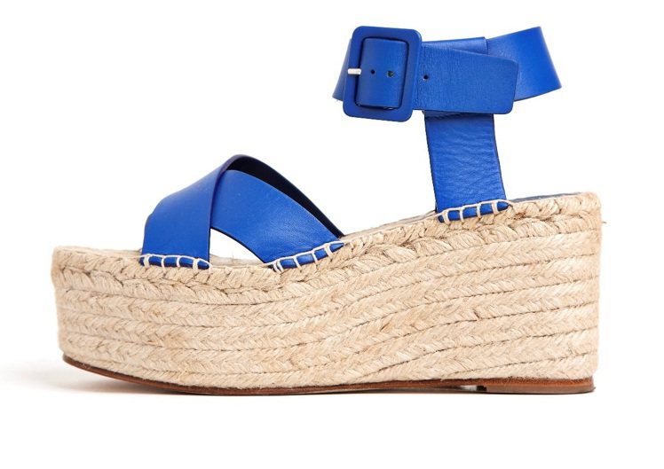 Espadrille水藍色小牛皮厚底涼鞋，23,500元。圖／Celine提供