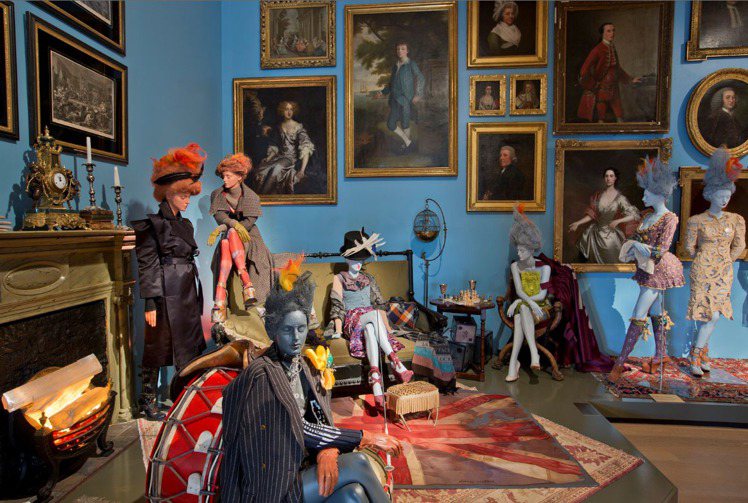 展覽涵括服飾、配件及時裝秀素材，詮釋時尚文化與英國歷史的完美結合。圖／Vivienne Westwood提供