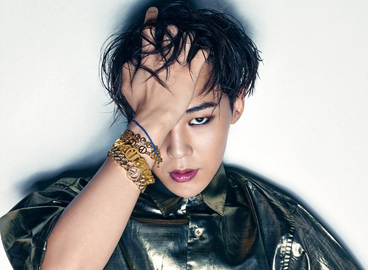 KPOP 盛行多年，某些台灣歌手一推出新作品，就被各方網友質疑抄襲韓團造型、舞步或 MV，連「偽韓系」偶像團體都紛紛跑出來捕獲少女粉絲。（圖為韓團BIGBANG隊長G-Dragon）圖／周大福提供