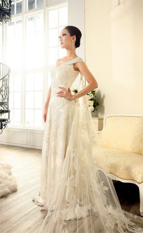 純白配上鏤空蕾絲雕花，就成了印象中美麗的新娘禮服。記者陳立凱／攝影