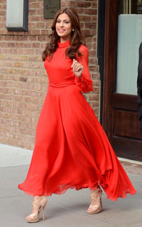 一身鮮紅雪紡紗洋裝的伊娃曼德絲，準備出席電影首映。圖／達志影像