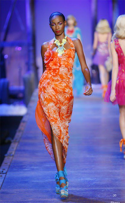 Dior橘色印花綁帶連身裙將側邊的線條抓成垂墜設計，更添夏日海洋風貌
