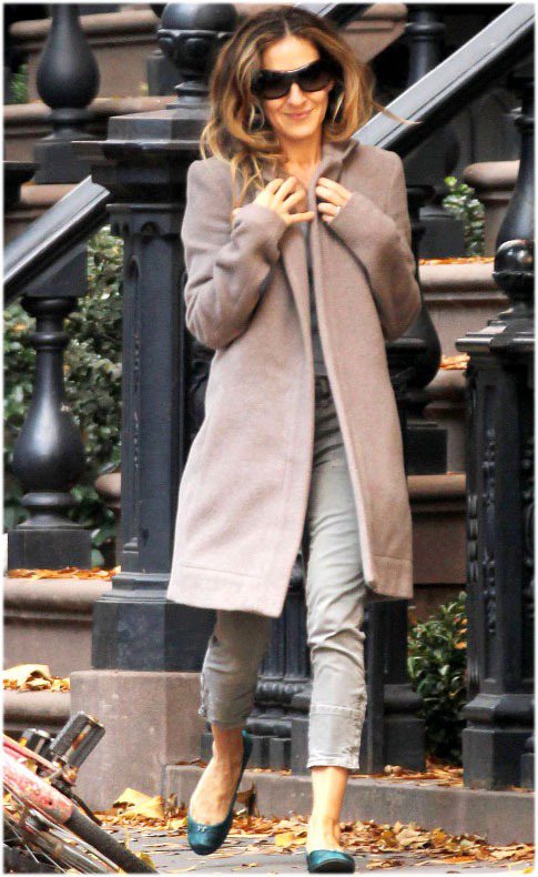 莎拉潔西卡派克紫灰色的長大衣看起來就像從深灰或深紫褪色而來，牛仔褲的色調也舊得很好看。圖／達志影像