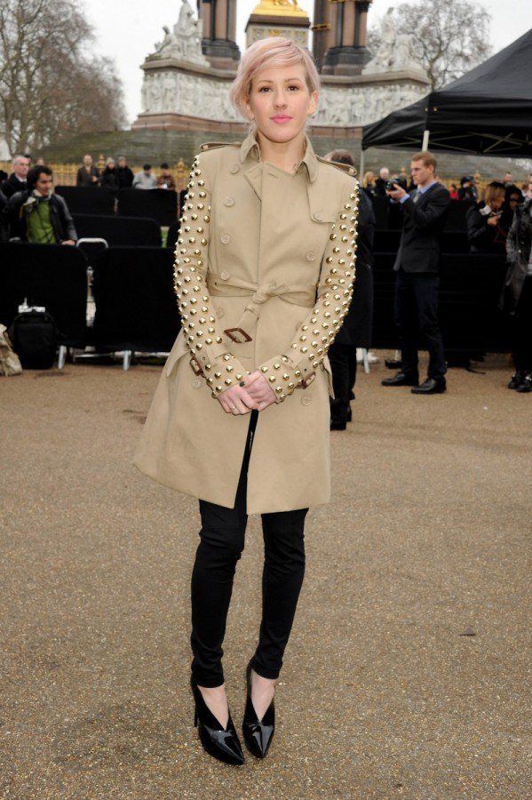 英國女歌手Ellie Goulding選擇袖子上布滿金扣的風衣，貴氣中帶點個性風格。圖／Burberry提供
